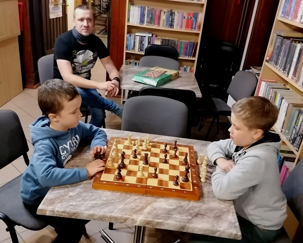Rozgrywki szachowe między chłopcami.