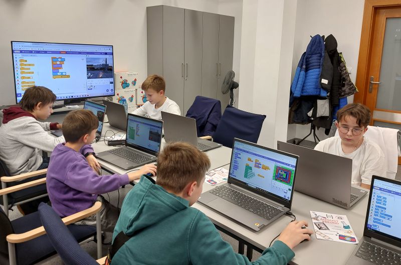Uczestnicy zajęć z zapałem pracują przy komputerach