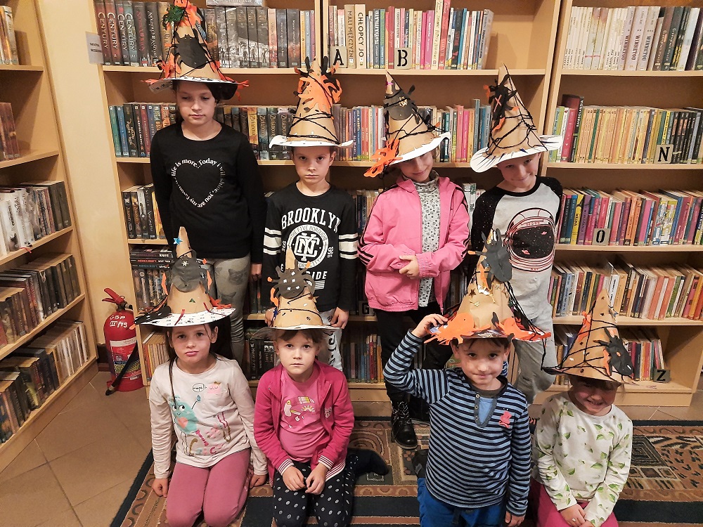 Uczestnicy spotkania w swoich czarodziejszkich kapeluszach.