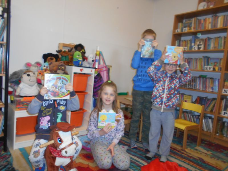 Młodzi czytelnicy prezentują książeczki o Świętach Wielkanocnych i zajączkach