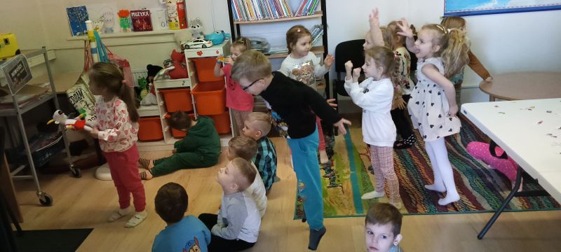 Przedszkolaki tańczą w sali do piosenki Skaldów "Wiosna ach, to ty"