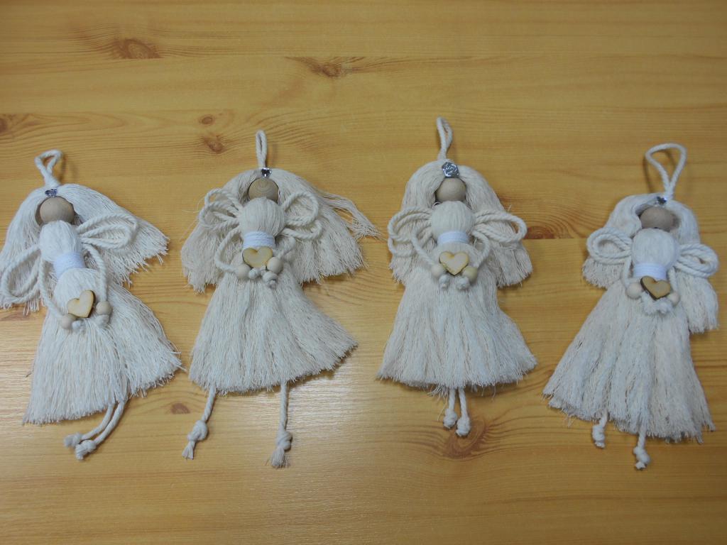 Aniołki z makramy wykonane na zajęciach