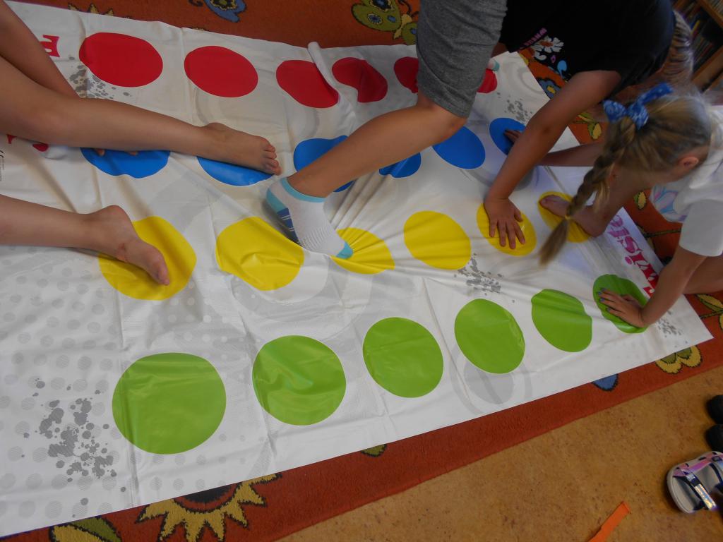 Uczestnicy zajęć w trakcie gry "Twister"