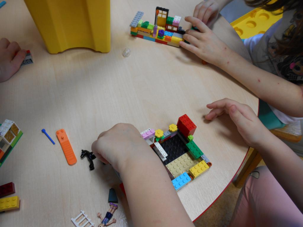 W trakcie budowania z klocków LEGO