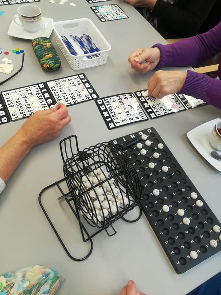 seniorzy grają w bingo