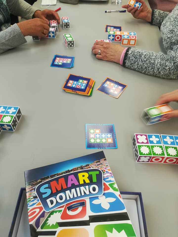 seniorzy grają w domino