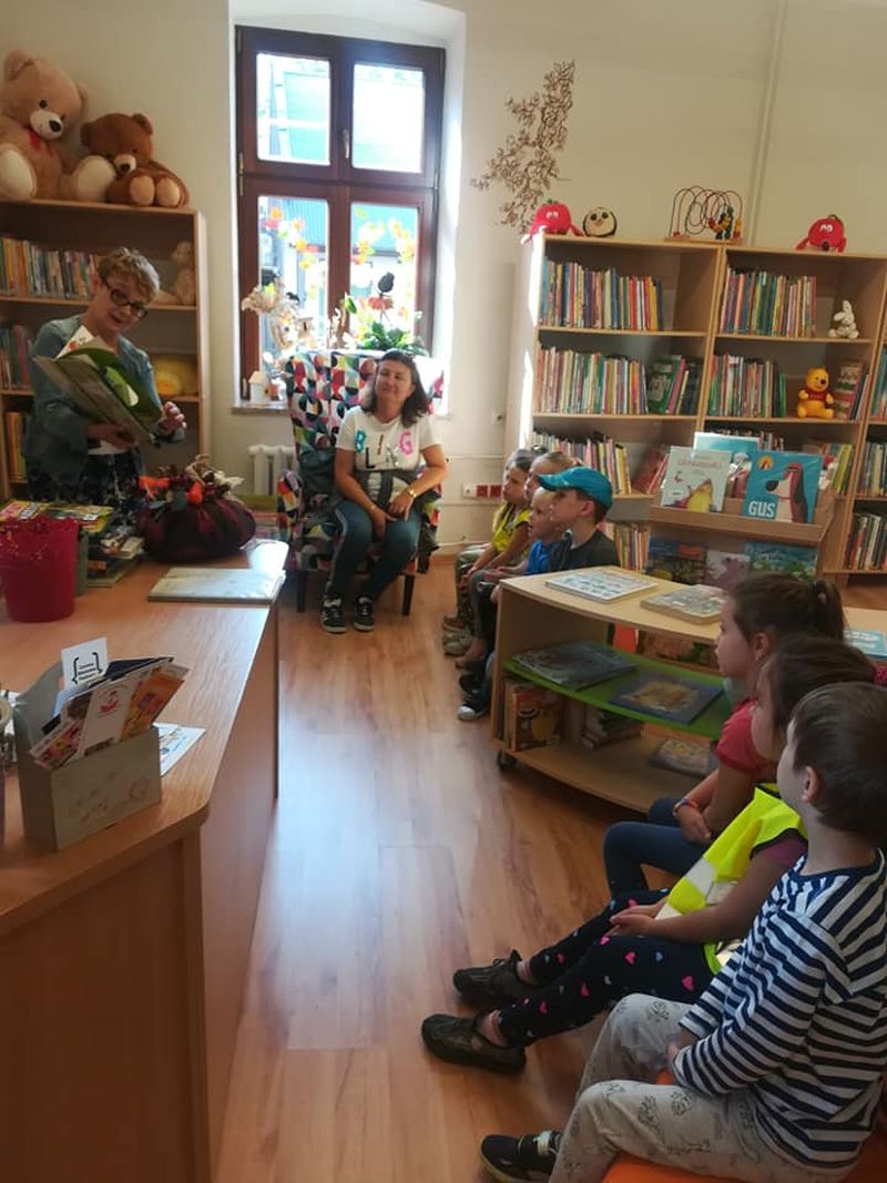 Bibliotekarz opowiada przedszkolakom czym się zajmuje biblioteka, jak wypożyczyć ksiązkę oraz co może się zmieścic w małej kieszkonce...