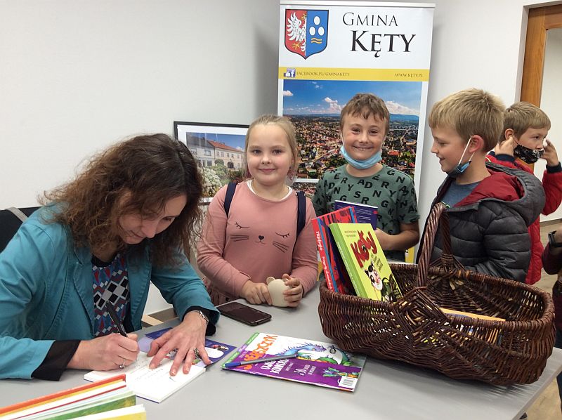 Melania Kapelusz podpisuje dzieciom swoje książki.
