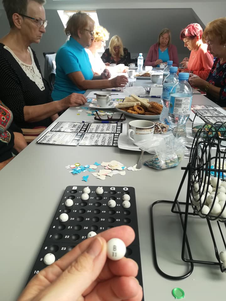 Seniorzy grają w Bingo.