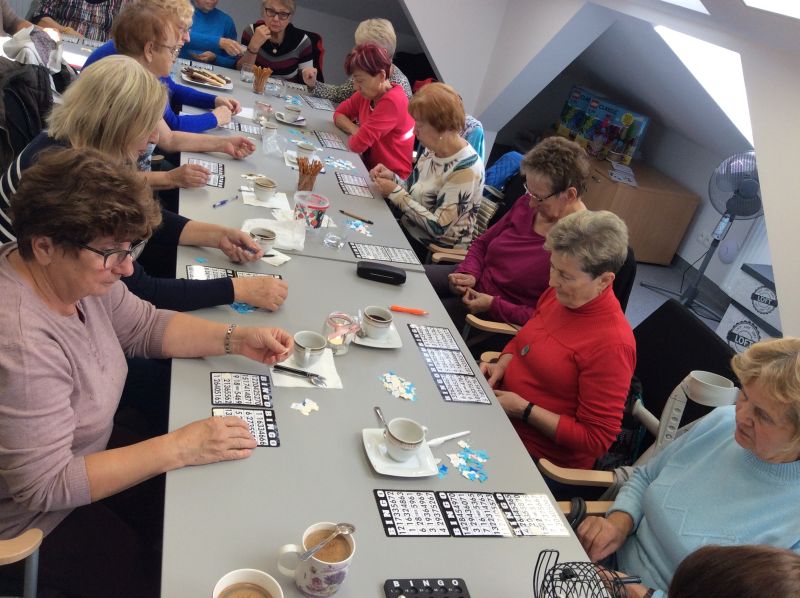 Seniorzy ćwiczą swoją pamięć podczas zajęć. Na zdjęciu Panie, które grają w grę Bingo.