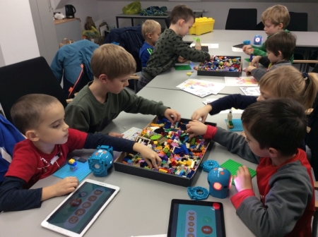 Dzieci budują z klocków Lego