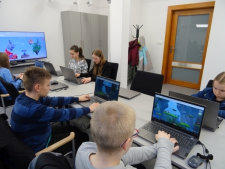 Dzieci uczą sie programowania na komputerach