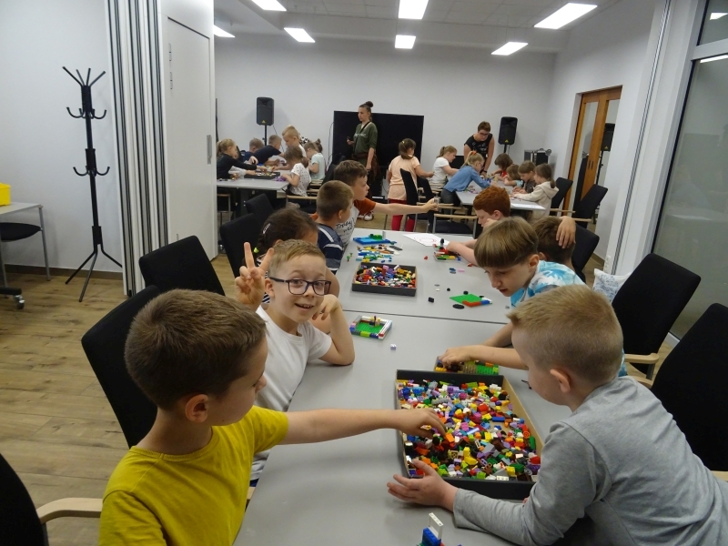 Dzieci budują z klocków lego