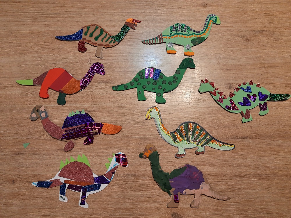 Kolorowe dinozaury zrobione przez dzieci.