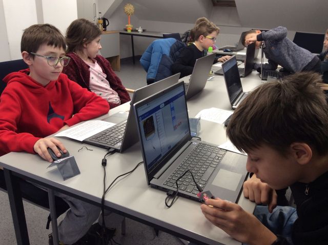 Dzieci programują na komputerach