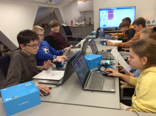 Dzieci programują roboty mBot