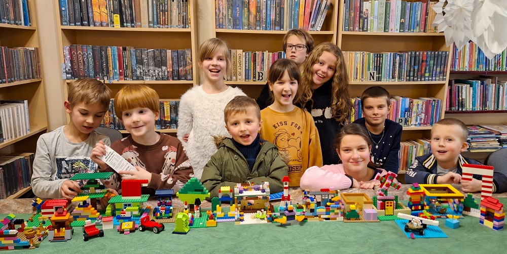 Prezentacja świątecznej uliczki z klocków Lego