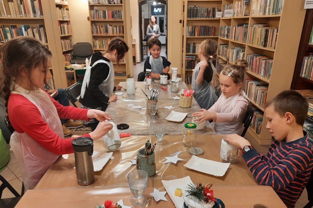 Uczestnicy zajęć przystepują do pierwszego etapu tworzenia czyli malowania słoików.