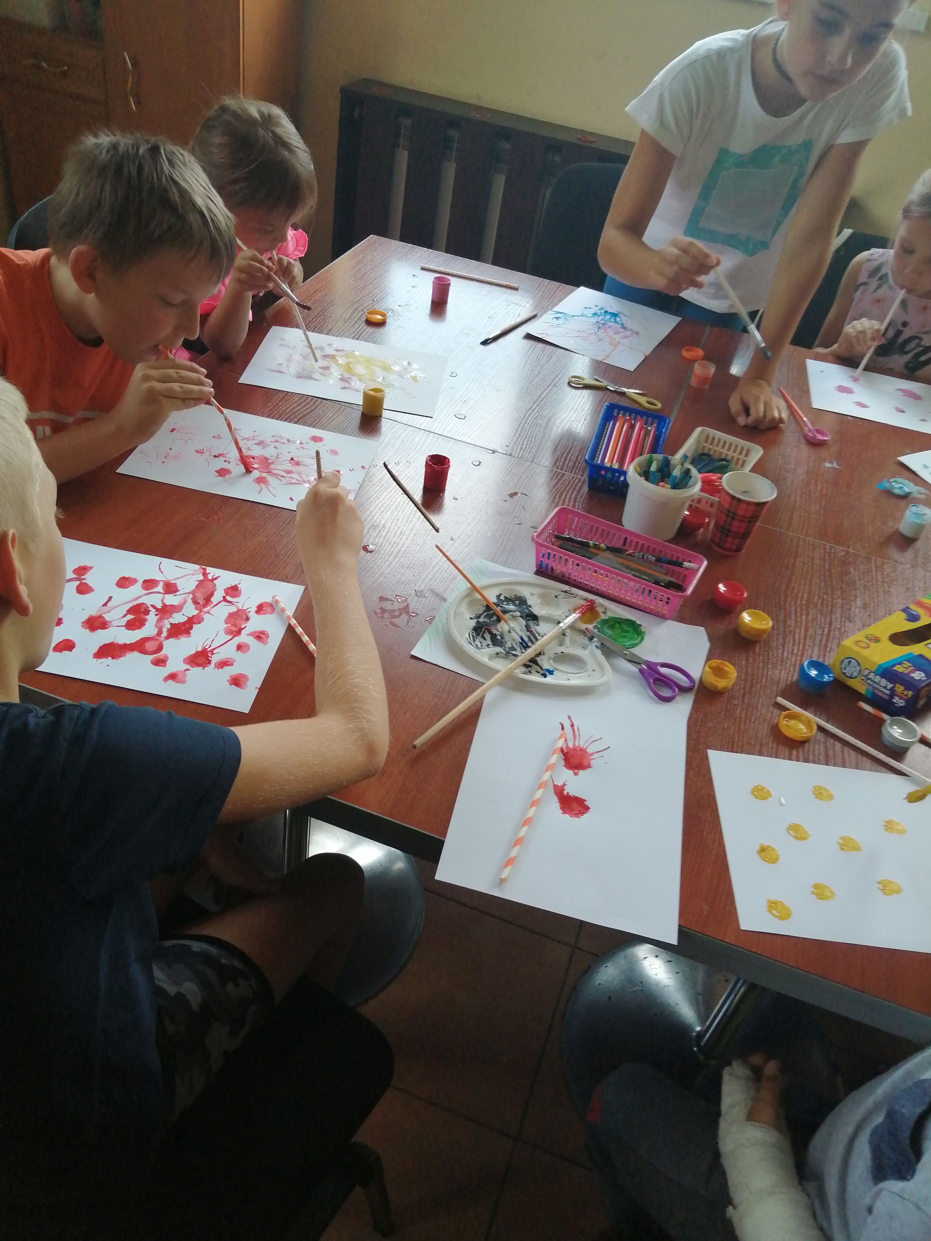 dzieci malują swoje obrazy 