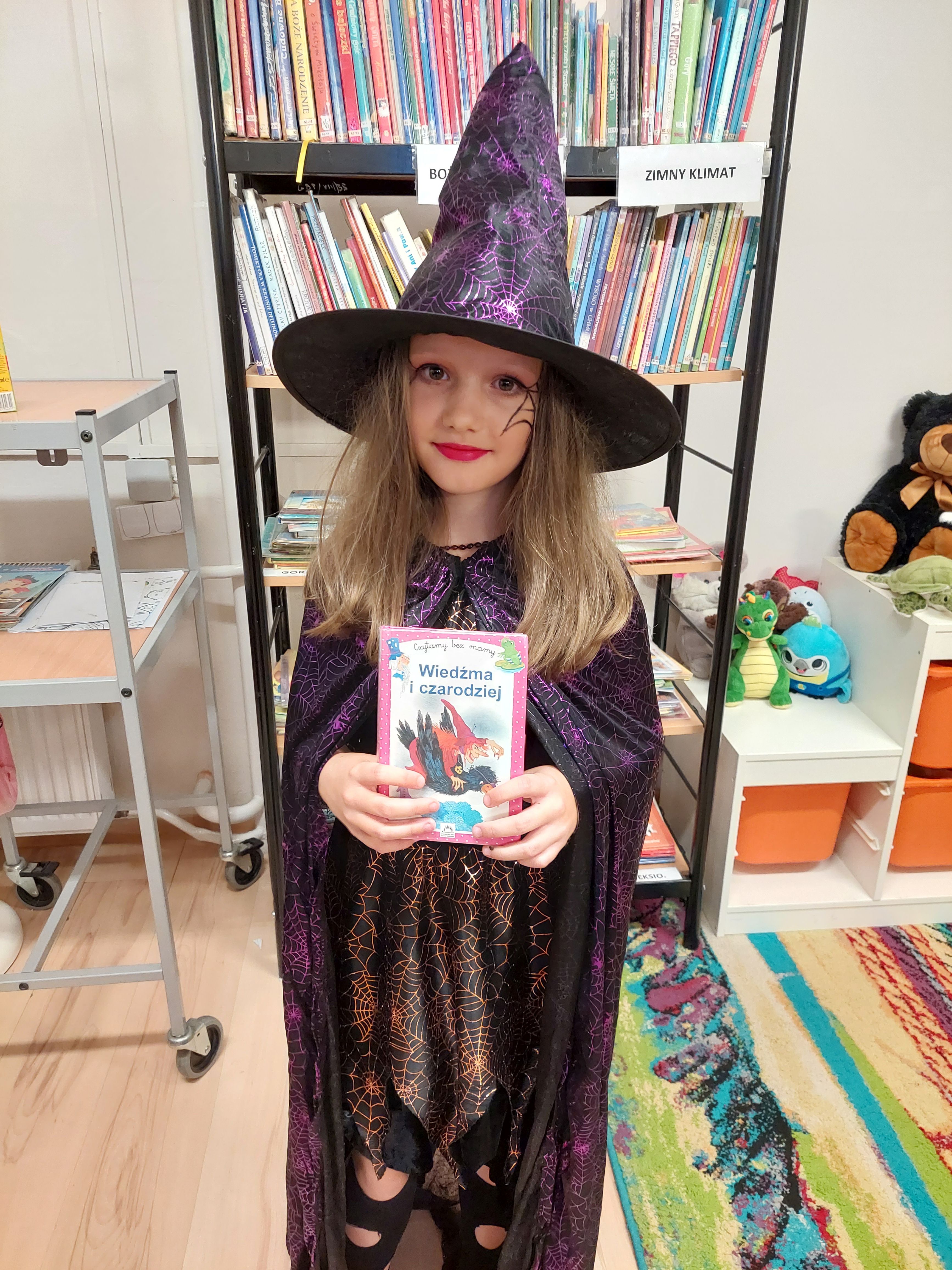 Dziewczynka w stroju czarownicy 