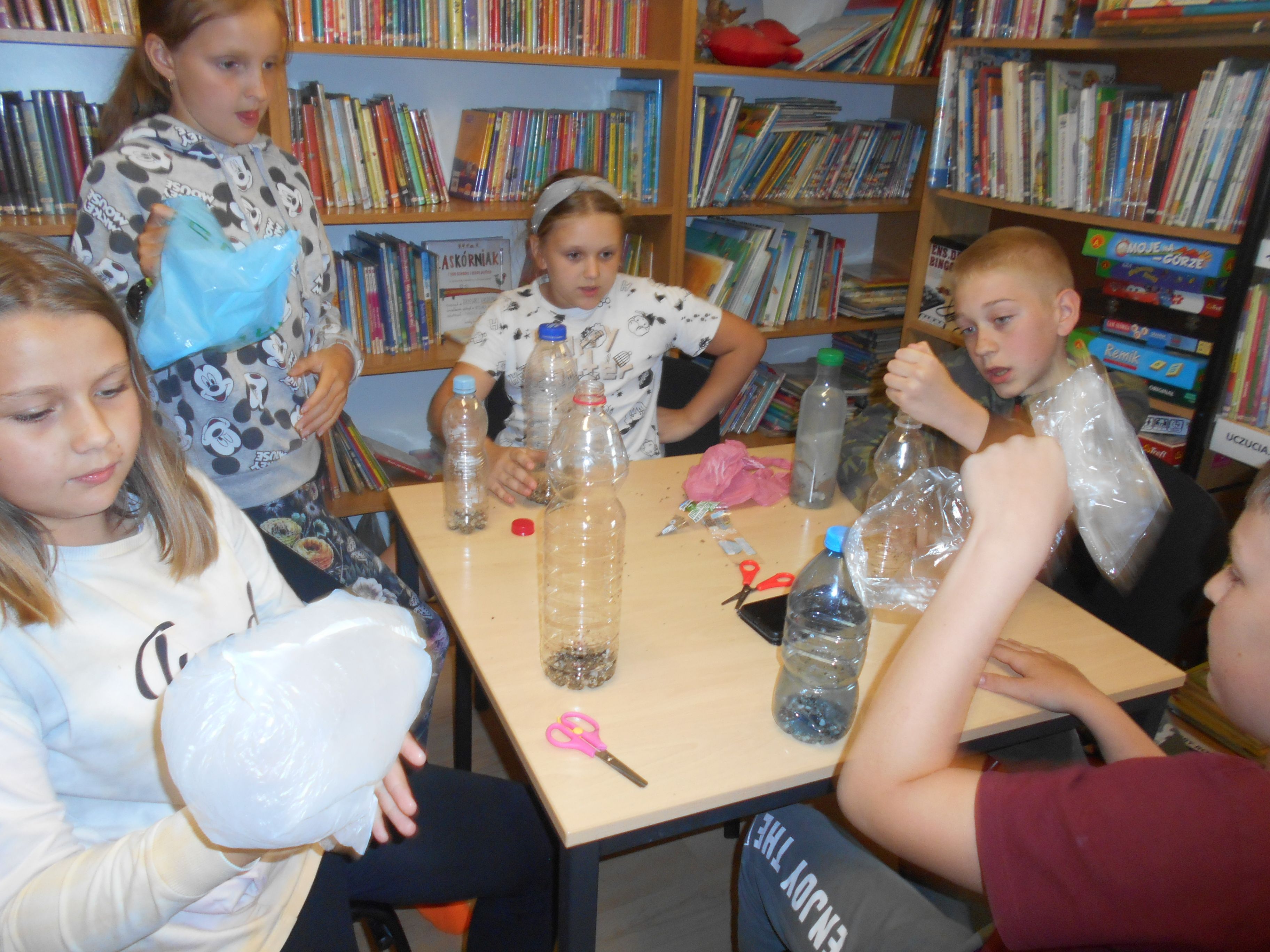 Dzieci tworzą meduzę w butelce 