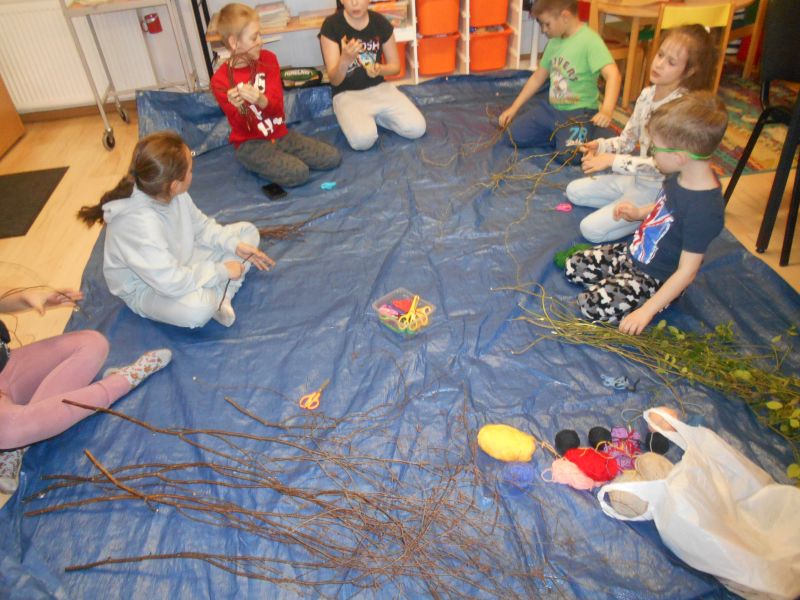Uczestnicy zajęć tworzą własne wianki z gałązek drzew i krzewów