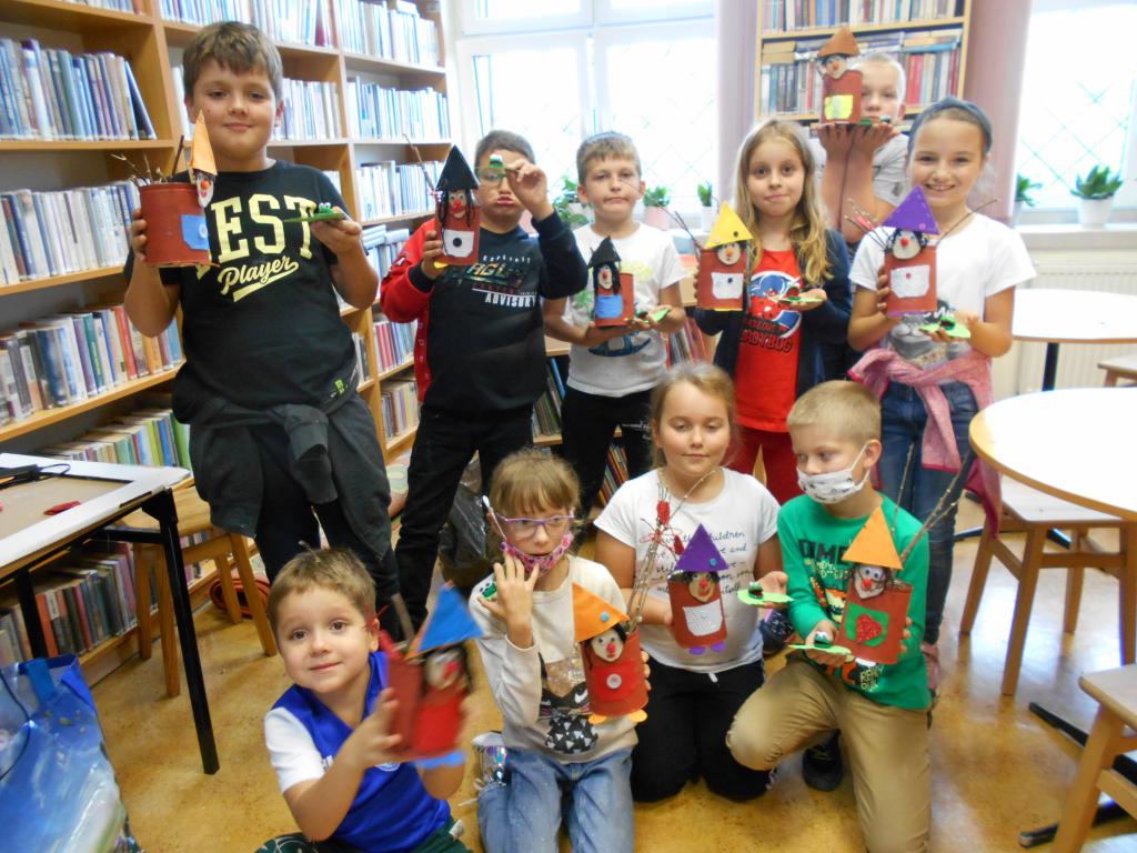Zdjęcie grupowe dzieci.Dzieci prezentują swoje prace z recyklingu