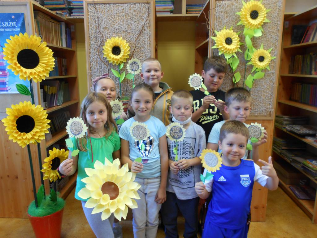 Zdjęcie grupowe dzieci biorących udział w zajęciach,,Jak słoneczniki van Gogha"