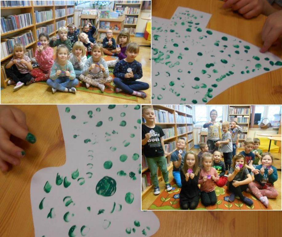 Dwa zdjęcia dwóch grup przedszkolnych w bibliotece. Dzieci siedzą na dywanie. W tle choinka, którą malują palcami