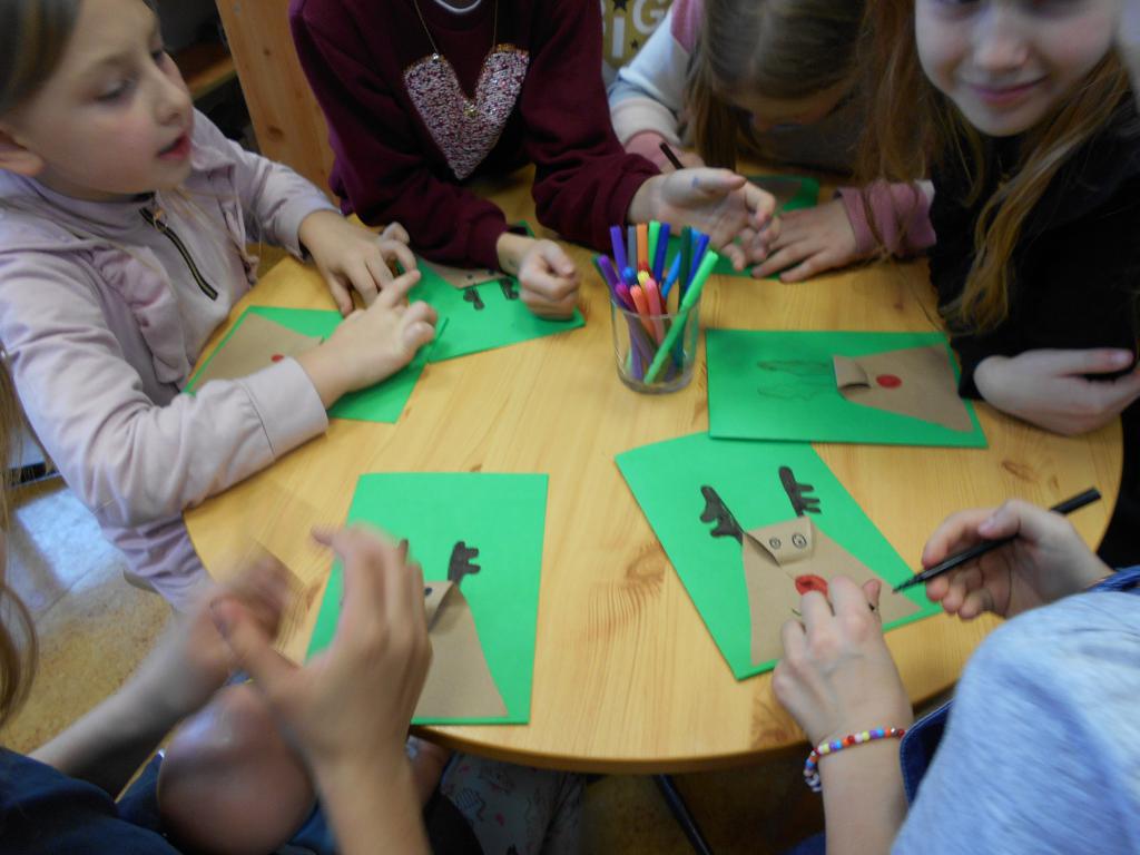 Uczniowie w trakcie tworzenia kartek świątczenych