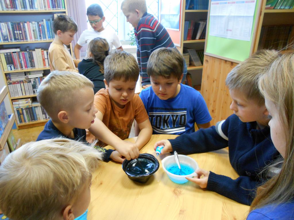 Dzieci w trakcie robienia slime